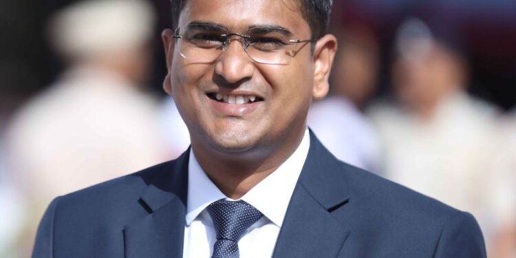 सोलापूरचे विवेक होकेंना अति विशिष्ट रेल्वे सेवा पुरस्कार