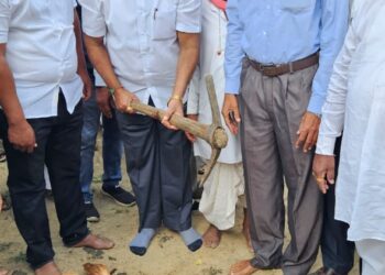 धोत्रे ता.बार्शी येथे विविध विकास कामांचे उद्घाटन..