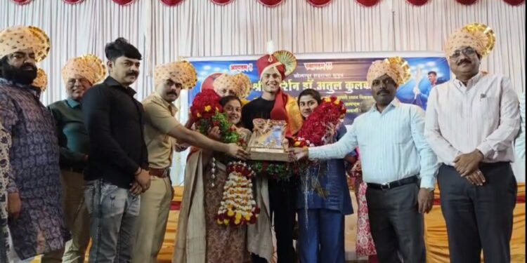 इंडियन प्रीमियर लीगसाठी सोलापुरचा सुपुत्र अर्शीन कुलकर्णीची निवड झाल्याबद्दल रहमत-ए-मुस्तफा सामाजिक संस्थेने केला सत्कार