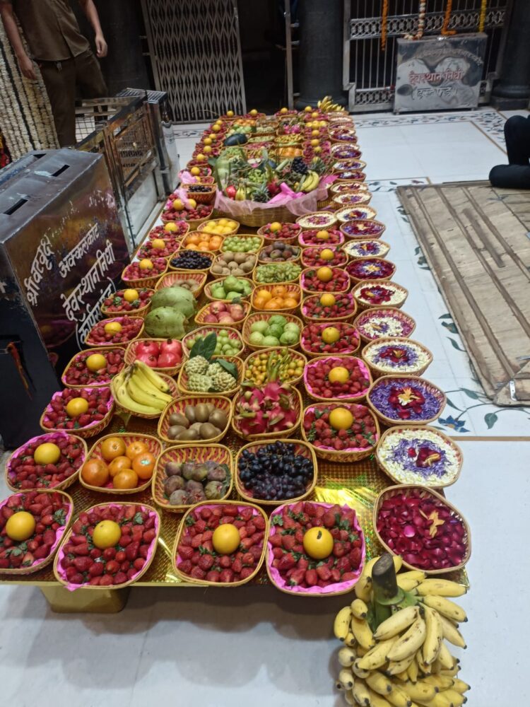 श्री वटवृक्ष स्वामी महाराज मंदिरात दत्त जयंती निमित्त स्वामींना ५६ भोगांची नैवेद्य मेजवानी