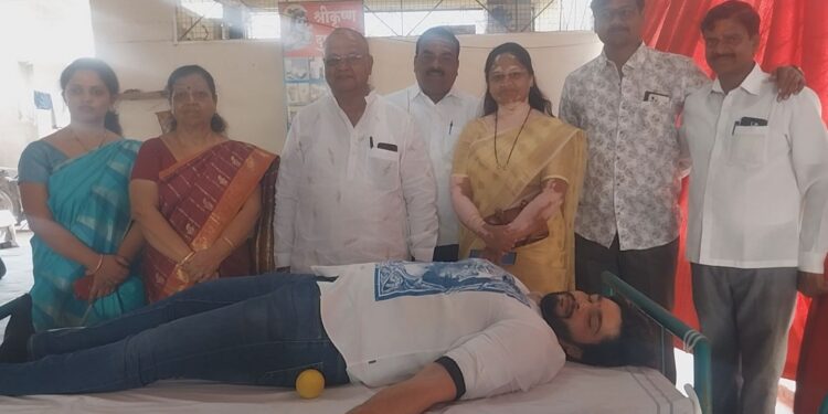 बापूसाहेब करजगीकर यांच्या तृतीय पुण्यस्मरणदिनी रक्तदान शिबिरास उत्स्फूर्त प्रतिसाद