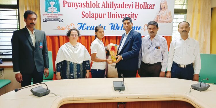 सोलापूर विद्यापीठाची रिया परदेशी हिची दिल्लीतील प्रजासत्ताक दिन परेडसाठी निवड