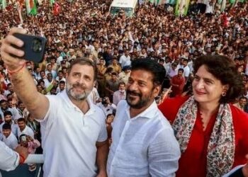 तेलंगणाच्या मुख्यमंत्रीपदी रेवंत रेड्डी विराजमान; सोनिया गांधीसह काँग्रेस पक्षश्रेष्ठी शपथविधीसोहळ्याला उपस्थित