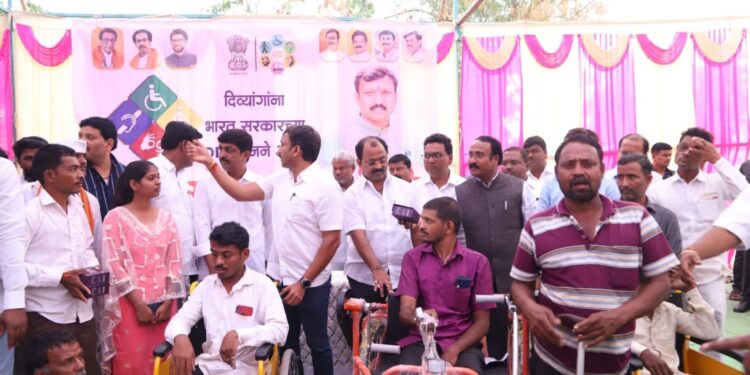 बार्शीत दिव्यांगांना मोफत कृत्रिम अवयव व साहित्यांचे वाटप