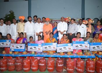 खासदार डॉ. शिवाचार्य यांच्या हस्ते बोरमणीत ६११ महिलांना गॅस जोडणी