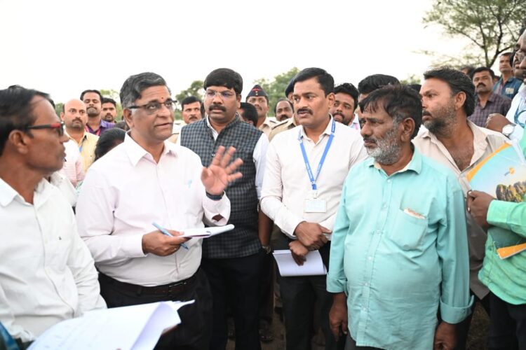 केंद्रीय दुष्काळ पाहणी पथकाकडून माळशिरस व सांगोला तालुक्यातील दुष्काळग्रस्त गावांची पाहणी