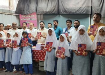 जरिया फाउंडेशनच्या वतीने अल्पसंख्यांक हक्क दिनानिमित्त वाटल्या पंधरा हजार वह्या