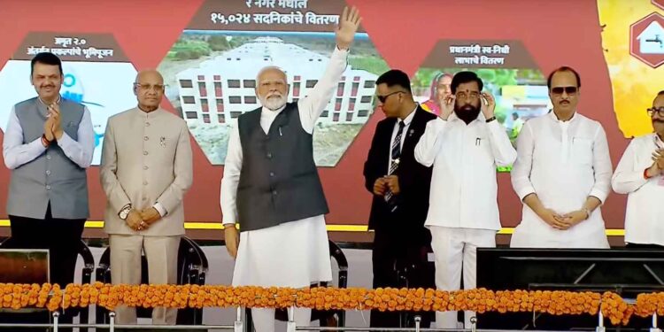 देशातील सर्वात मोठ्या गृहप्रकल्पाचे पंतप्रधान मोदींनी केले सोलापुरात लोकार्पण…