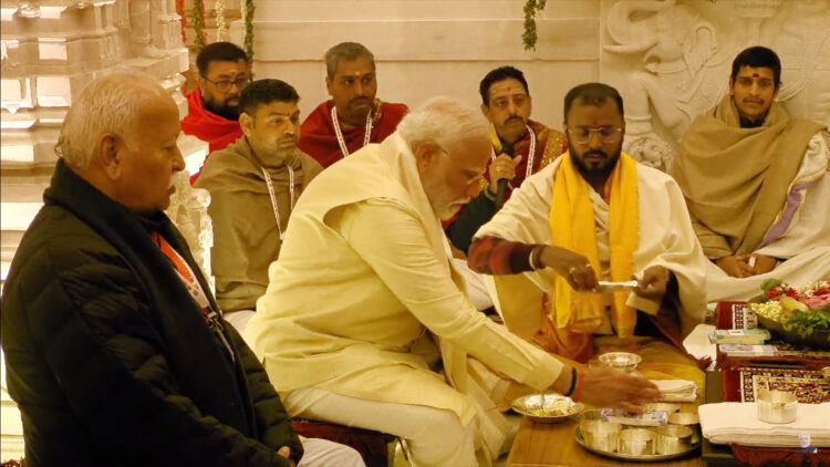 अयोध्येत रामलल्लाची पंतप्रधान मोदींच्या हस्ते प्राणप्रतिष्ठापना… पहा पहिली दृश्ये…