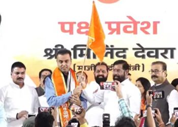 माजी खासदार मिलिंद देवरांसह १० माजी नगरसेवकांचा शिंदे गटात प्रवेश