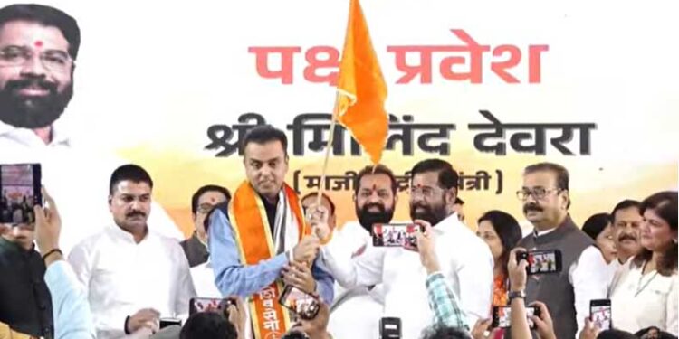 माजी खासदार मिलिंद देवरांसह १० माजी नगरसेवकांचा शिंदे गटात प्रवेश