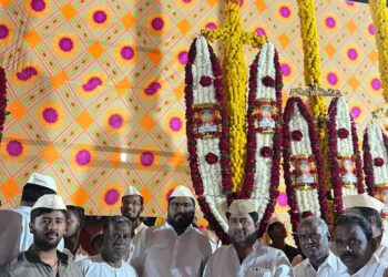 बंदपट्टे परिवाराच्या वतीने नंदीध्वजाचे पूजन…