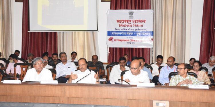 उजनी धरणातून कालव्याद्वारे एक आवर्तन सिंचनासाठी देण्यात यावे-पालकमंत्री चंद्रकांतदादा पाटील