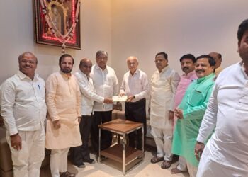 पालकमंत्री चंद्रकांतदादा पाटील यांचे सुशीलकुमार शिंदे यांना 100 व्या नाट्य संमेलनाचे निमंत्रण