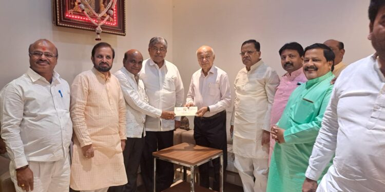 पालकमंत्री चंद्रकांतदादा पाटील यांचे सुशीलकुमार शिंदे यांना 100 व्या नाट्य संमेलनाचे निमंत्रण