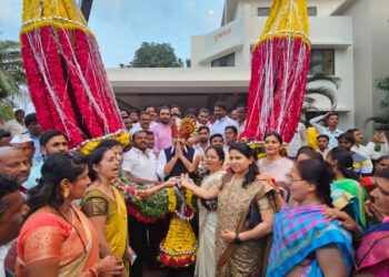 सोलापूरात राष्ट्रवादी काँग्रेस पार्टीची मुलुख मैदानी तोफ राज्याचे मुख्य प्रवक्ते उमेश पाटील यांचे क्रेनने भव्य हार घालून जंगी सत्कार