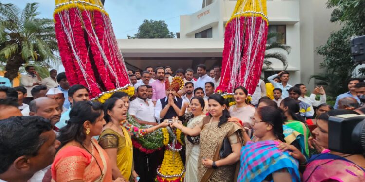 सोलापूरात राष्ट्रवादी काँग्रेस पार्टीची मुलुख मैदानी तोफ राज्याचे मुख्य प्रवक्ते उमेश पाटील यांचे क्रेनने भव्य हार घालून जंगी सत्कार