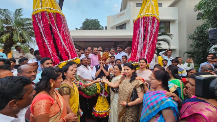 सोलापूरात राष्ट्रवादी काँग्रेस पार्टीची मुलुख मैदानी तोफ राज्याचे मुख्य प्रवक्ते उमेश पाटील यांचे क्रेनने भव्य हार घालून जंगी सत्कार