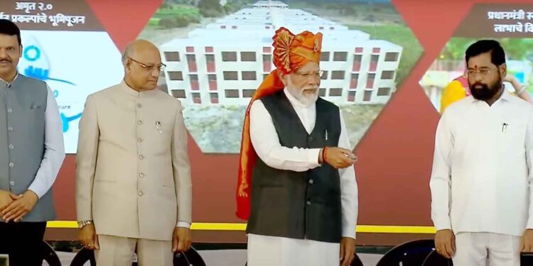 प्रधानमंत्री यांच्या हस्ते रे नगर येथील 15 हजार घरकुलाचे वितरण