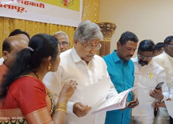 प्रभाग २६ मध्ये विविध विकासकामे करण्यासंदर्भात पालकमंत्र्यांना निवेदन