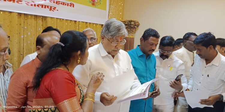 प्रभाग २६ मध्ये विविध विकासकामे करण्यासंदर्भात पालकमंत्र्यांना निवेदन