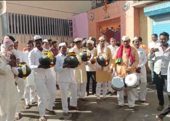 धार्मिक विधीसाठी लागणाऱ्या मातीच्या घागरीची मिरवणूक;मानकरी कुंभारकडून हिरेहब्बूकडे सुपूर्द