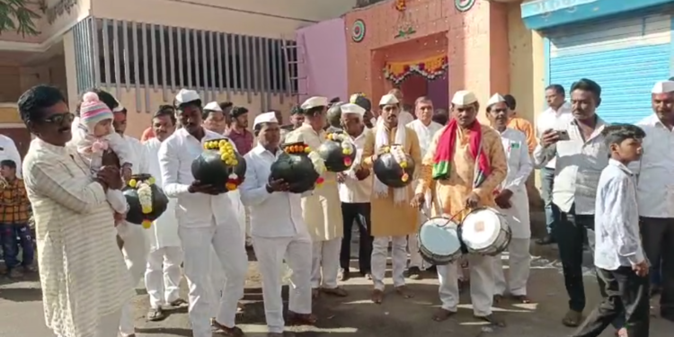 धार्मिक विधीसाठी लागणाऱ्या मातीच्या घागरीची मिरवणूक;मानकरी कुंभारकडून हिरेहब्बूकडे सुपूर्द