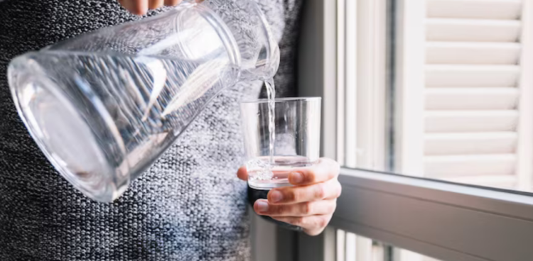 आयुर्वेदानुसार पाणी पिण्याची योग्य वेळ कोणती?