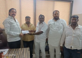 हत्तूरच्या जळीतग्रस्त कुटूंबाला सोनाई फाउंडेशनच्या युवराज राठोड यांच्याकडून आर्थिक मदत..