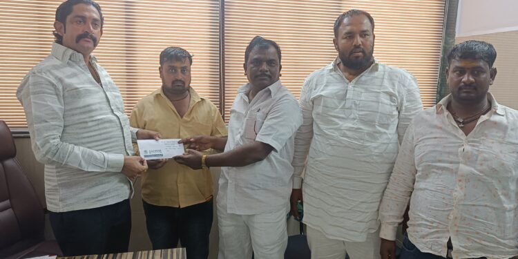 हत्तूरच्या जळीतग्रस्त कुटूंबाला सोनाई फाउंडेशनच्या युवराज राठोड यांच्याकडून आर्थिक मदत..