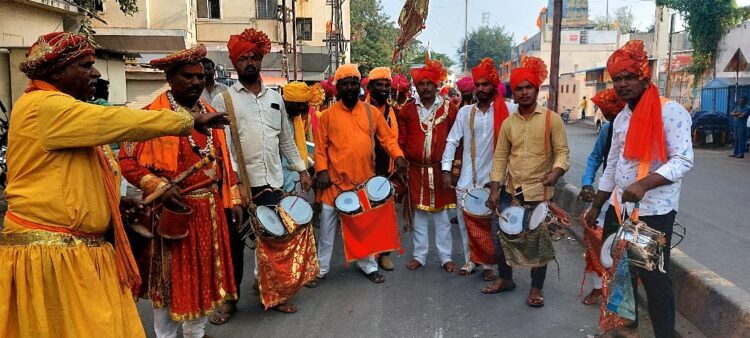 सोलापुरात पारंपारिक लोककलांनी निघाली नाट्य दिंडी