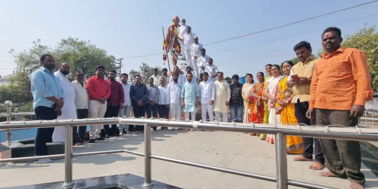 राष्ट्रपिता महात्मा गांधी यांना पुण्यतिथीनिमित्त अभिवादन