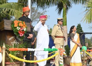 सोलापूर पोलीस परेड ग्राउंड येथे पालकमंत्र्यांच्या हस्ते मुख्य शासकीय ध्वजारोहण