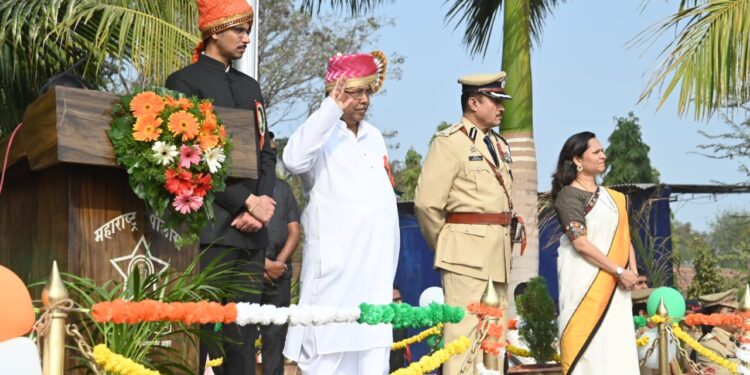 सोलापूर पोलीस परेड ग्राउंड येथे पालकमंत्र्यांच्या हस्ते मुख्य शासकीय ध्वजारोहण