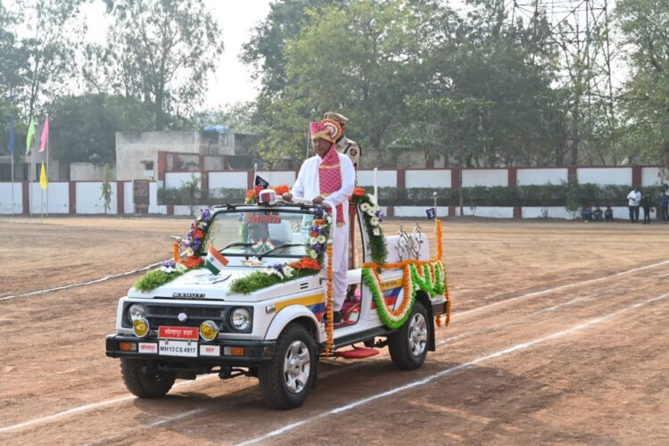सोलापूर पोलीस परेड ग्राउंड येथे पालकमंत्र्यांच्या हस्ते मुख्य शासकीय ध्वजारोहण