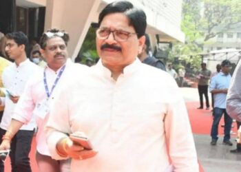 ठाकरे गटाचे आमदार रवींद्र वायकरांच्या घरावर ईडीची छापेमारी