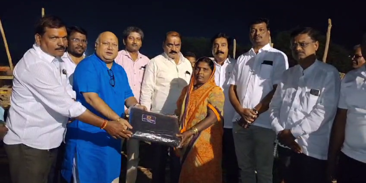 ऊसतोडी कामगार कुटुंबांना 300 ब्लँकेटचे वाटप