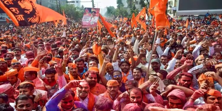 मराठा समजाला दहा टक्के आरक्षण, मागासवर्ग आयोगाच्या अहवालाला मंत्रिमंडळाची मंजुरी