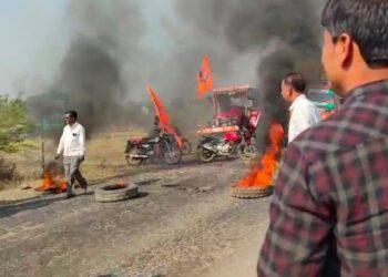 राज्य सरकारच्या निर्णयाला विरोध; सोलापुरात मराठा समाज आक्रमक… रस्त्यावर टायर जाळून आंदोलन