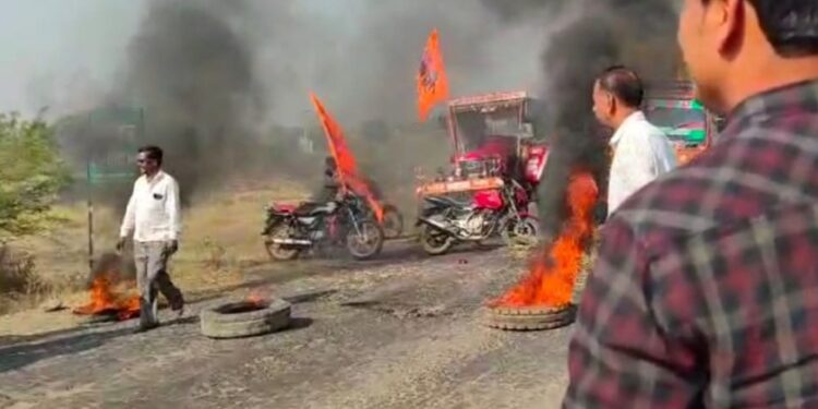 राज्य सरकारच्या निर्णयाला विरोध; सोलापुरात मराठा समाज आक्रमक… रस्त्यावर टायर जाळून आंदोलन