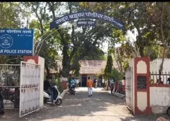 माजी नगरसेविका श्रीदेवी फुलारेंच्या मुलाला बेदम मारहाण; चौघांविरुद्ध गुन्हा