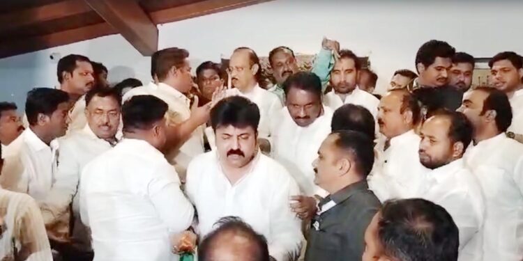 निमलष्करी जवानांच्या प्रलंबित मांगण्या पूर्ण करण्यासाठी उपमुख्यमंत्री अजित पवारांना निवेदन