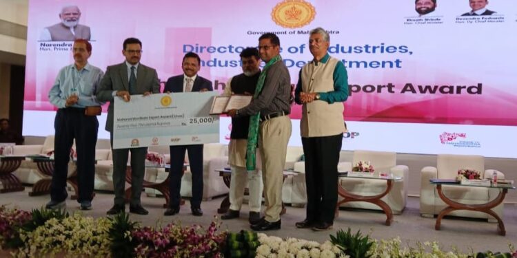 उत्कृष्ट निर्यात कामगिरीबद्दल बालाजी अमाईन्सला महाराष्ट्र शासनाकडून पुरस्कार