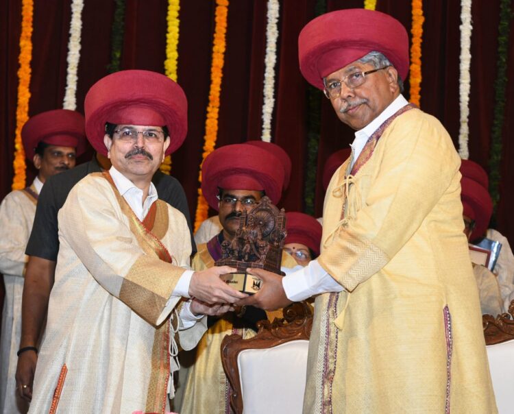 मुंबई विद्यापीठाचा वार्षिक दीक्षांत समारंभ राज्यपाल आणि उच्च व तंत्र शिक्षण मंत्री यांच्या उपस्थितीत संपन्न