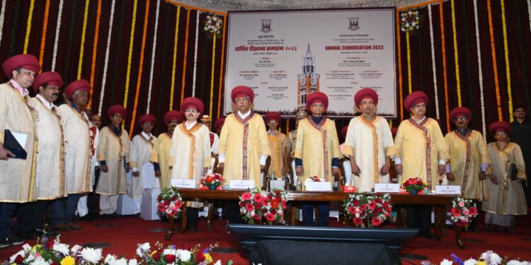 मुंबई विद्यापीठाचा वार्षिक दीक्षांत समारंभ राज्यपाल आणि उच्च व तंत्र शिक्षण मंत्री यांच्या उपस्थितीत संपन्न