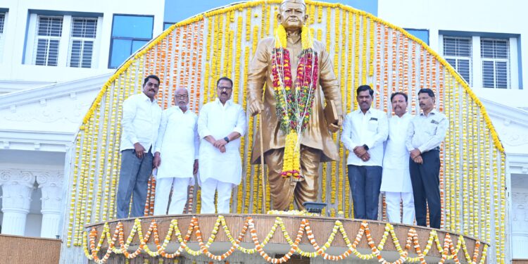 सर्वसमभावाचा विचार जपणारे आदर्श नेतृत्व स्व.दादांना अभिवादन!