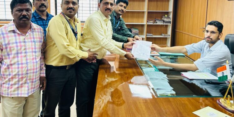 कर्मचाऱ्यांच्या मागण्यासाठी एक तास वॉक आऊट आंदोलन