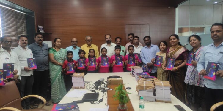 बालाजी अमाईन्सच्यावतीने सी.एस. आर. अंर्तगत दहा प्राथमिक शाळेतील १२०० विदयार्थ्यांना गंमत ग्यान अॅक्टीव्हिीटी बुक पुस्तकांची भेट