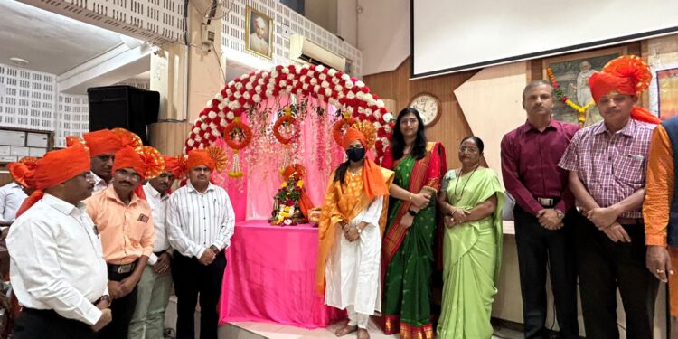 पहाडी आवाजातील शिवगीतानी जिल्हा परिषद सभागृह दणाणले..!