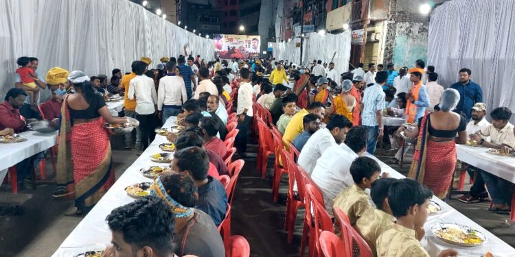 छत्रपती शिवाजी महाराजांच्या जयंतीनिमित्त थोरला मंगळवेढा तालीम मंडळाच्या उपक्रमात २१ हजार शिवभक्तांना जेवणाची तृप्तीची ढेकर !